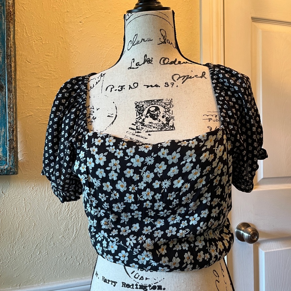 Angie Floral Puff Sleeve Boho Peasant Crop Top Lace Up Black Size L Large NWT